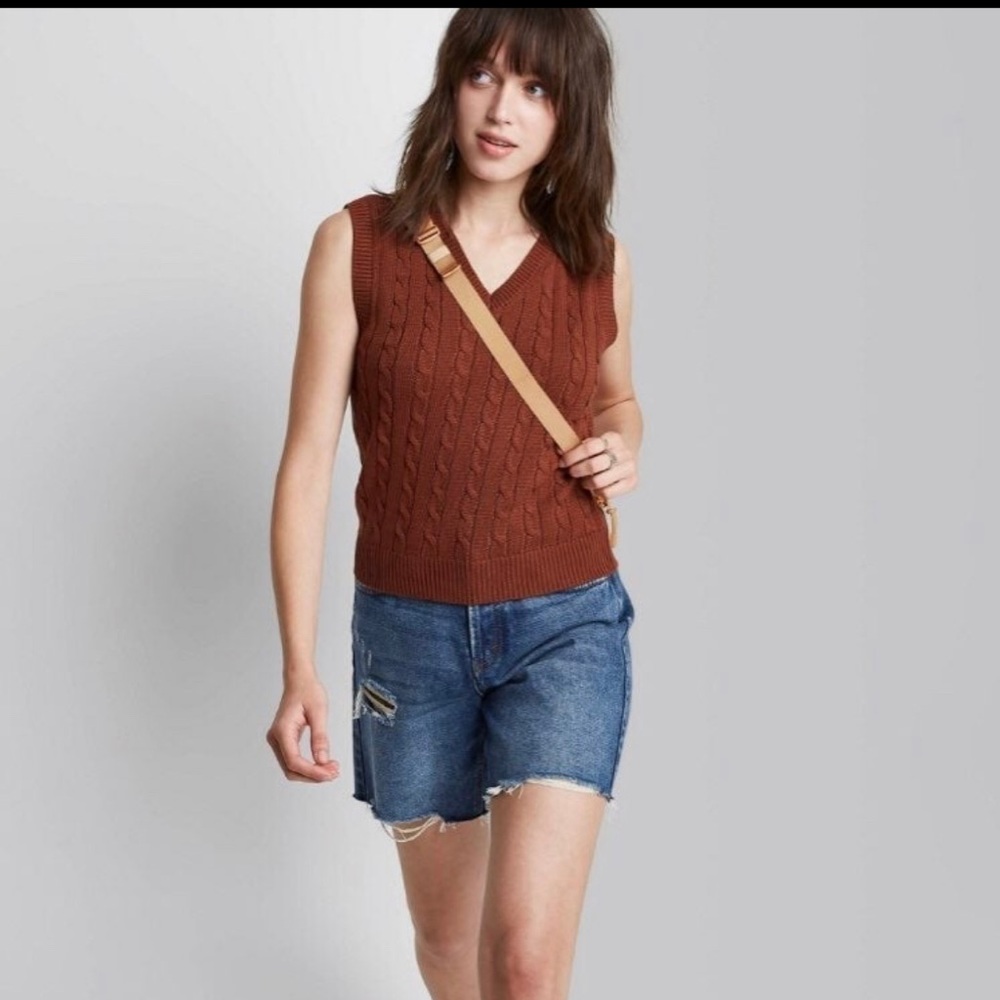 Brown sweater vest with cable knit detail sz. Xs EUC